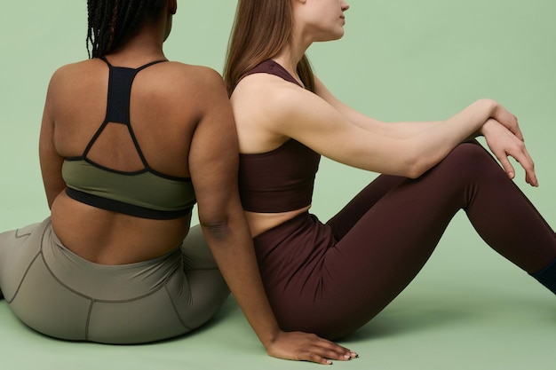 Vedetele au înnebunit după noua colecție roșu cireș de la Beyond Yoga!