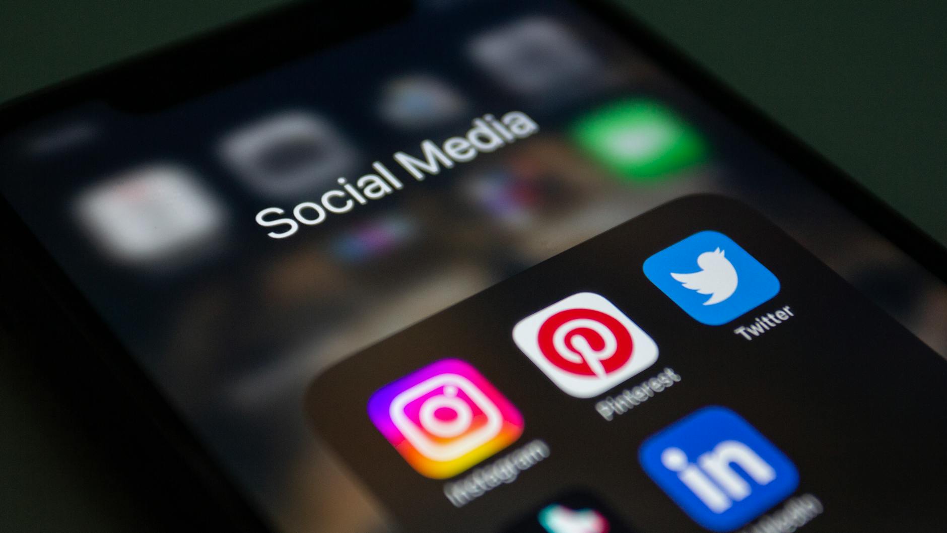 Adio, faimă globală: Cum se reinventează piața influencerilor de 12 mld. $