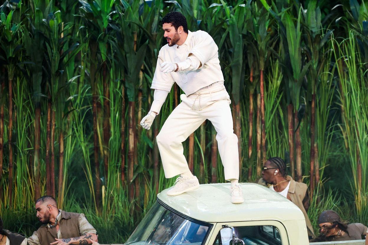 Bad Bunny: o ținută Zara și misterul numărului 64 la Super Bowl