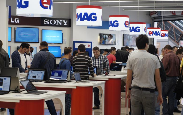 EMAG lansează iZi, asistentul de shopping bazat pe AI. Cum funcționează și ce
