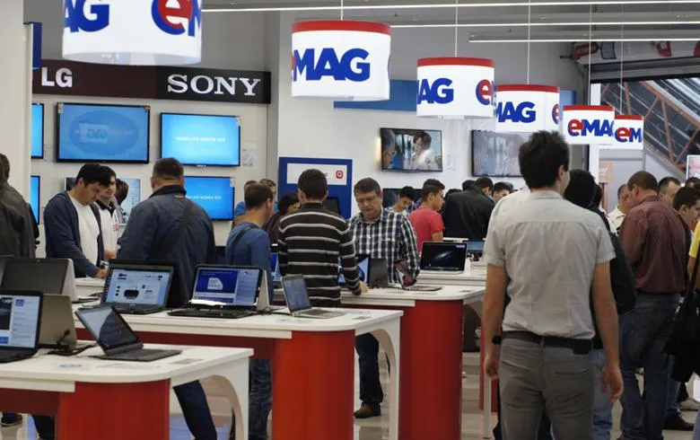 EMAG lansează iZi, asistentul de shopping bazat pe AI. Cum funcționează și ce
