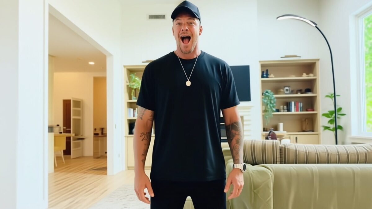 Alan Ritchson râde de hateri la 43 de ani după bătaia cu vecinul