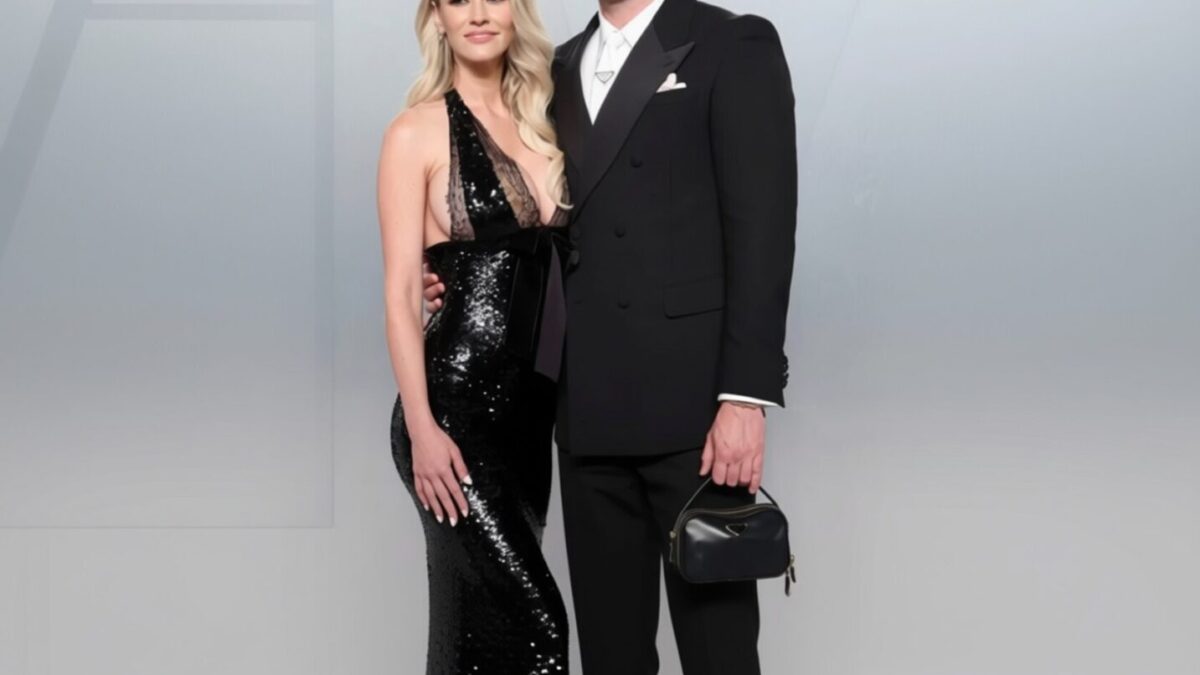 Soția lui Nicholas Hoult, criticată pentru decolteul de la Oscar 2026, dă replica