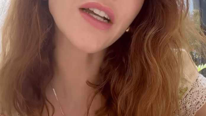 Mama fiicei de 11 ani a lui Jude Law povestește cum a fost umilită de paza lui Chappell Roan