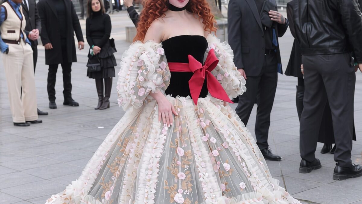 Chappell Roan se apara dupa ce fiica de 11 ani a lui Jude Law a plans din cauza pazei