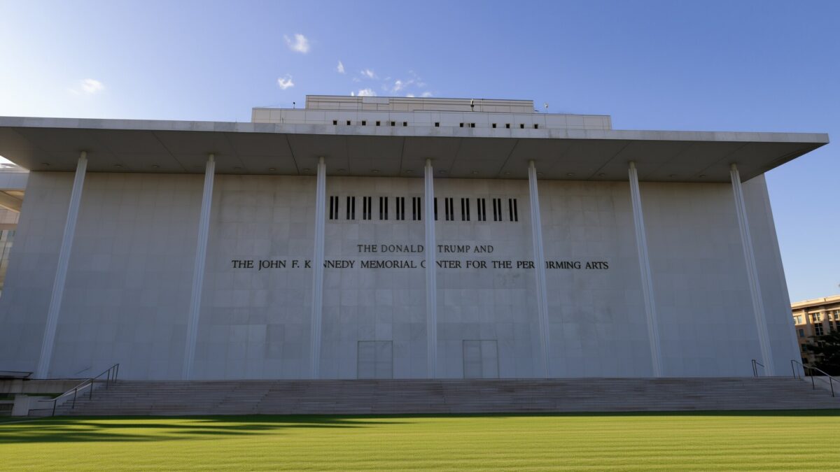 Un muzician riscă daune de 1 milion de dolari de la Trump Kennedy Center