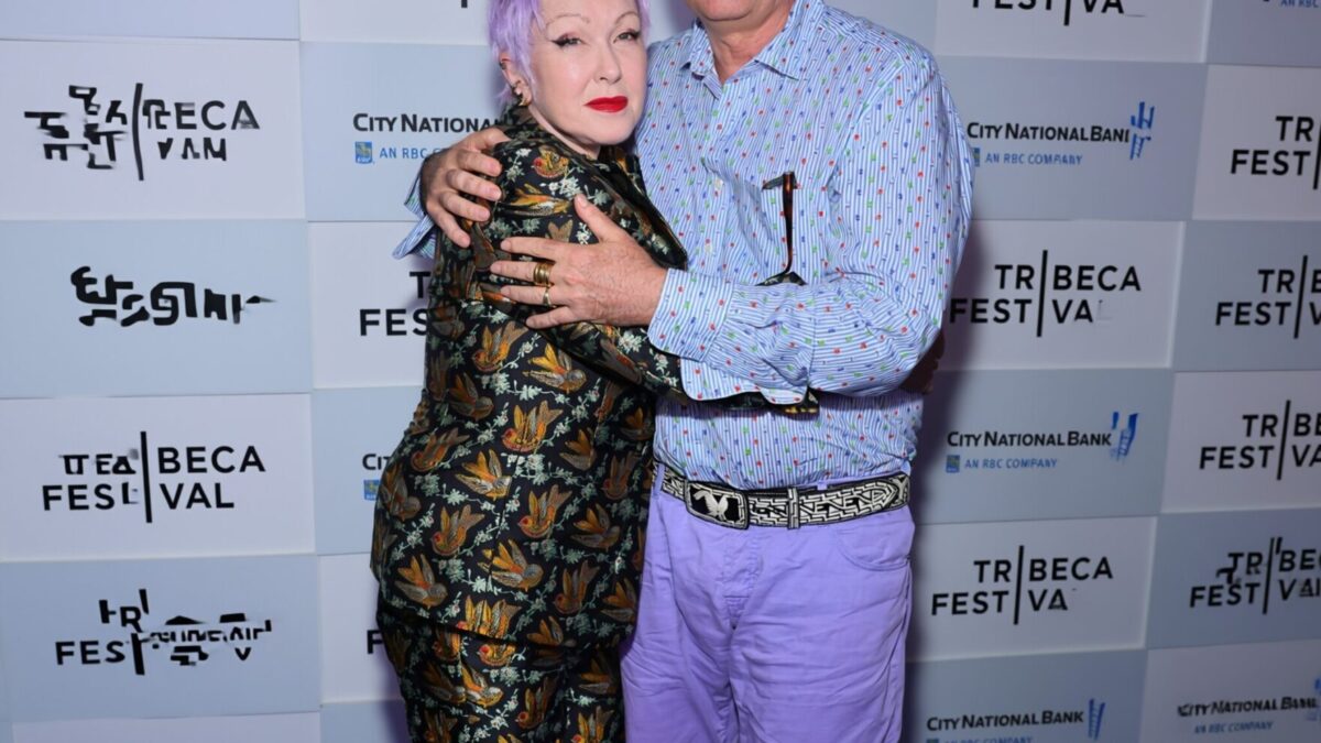 Soțul lui Cyndi Lauper, dat în judecată după ce fiul lor ar fi agresat o femeie