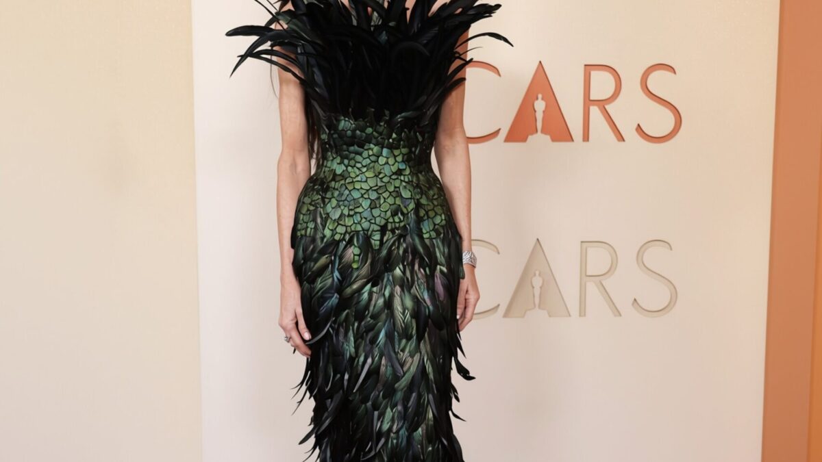 Demi Moore a uimit la Oscar 2026 într-o rochie Gucci acoperită complet de pene