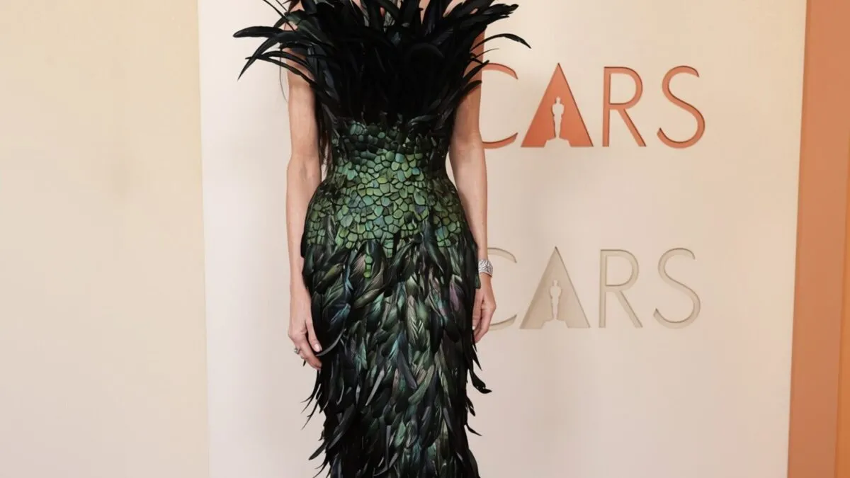 Demi Moore a uimit la Oscar 2026 într-o rochie Gucci acoperită complet de pene