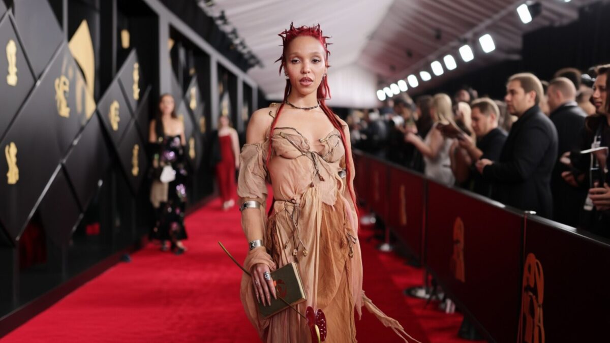 FKA Twigs il da in judecata pe Shia LaBeouf din nou pentru un acord de confidentialitate