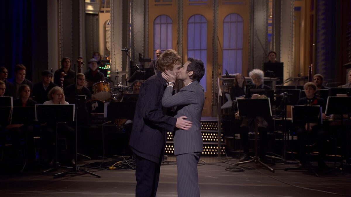Harry Styles raspunde acuzatiilor de queerbaiting sarutand un barbat la SNL