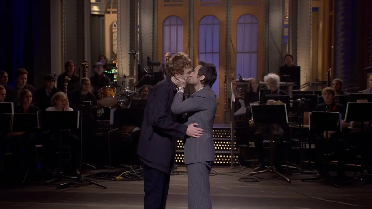 Harry Styles raspunde acuzatiilor de queerbaiting sarutand un barbat la SNL