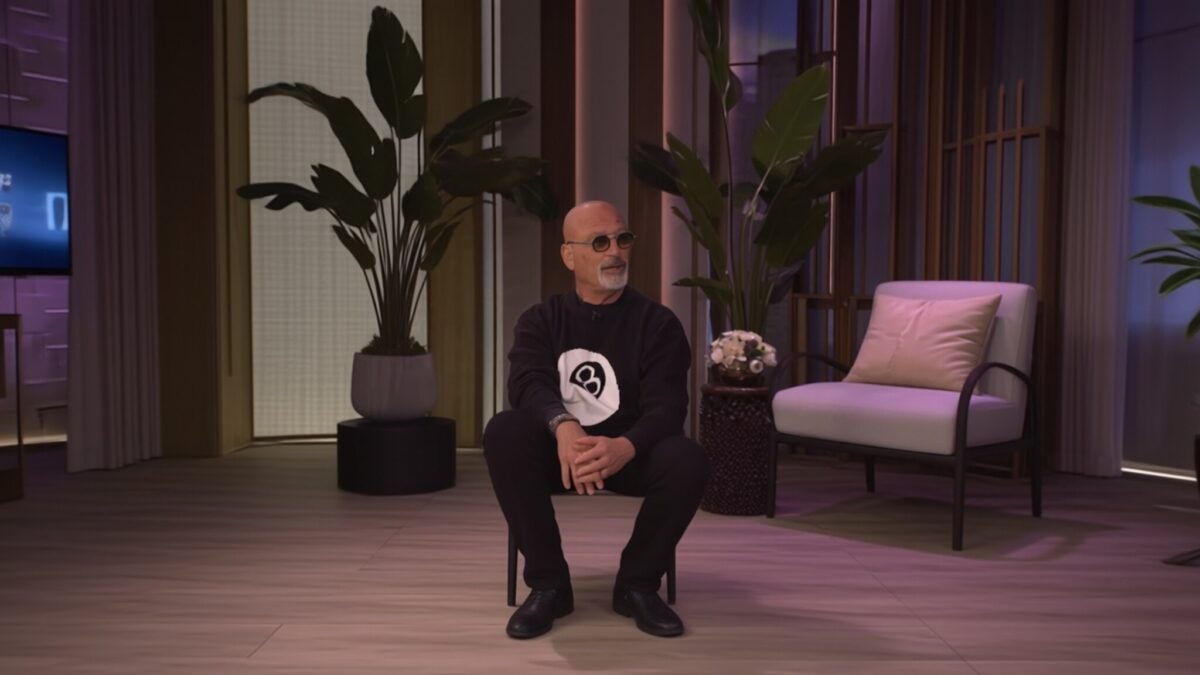 Howie Mandel o ceartă pe Kelly Ripa în direct la 70 de ani pentru un compliment