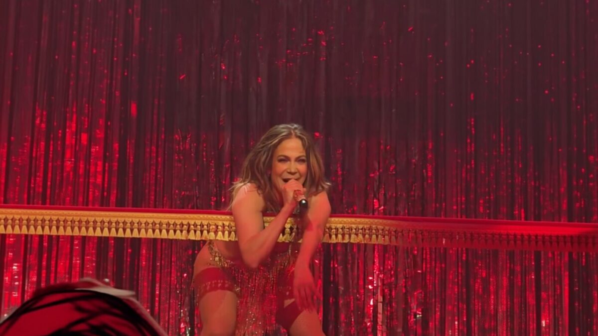 Jennifer Lopez are o reacție brutală când un fan pe nume Ben urcă pe scenă