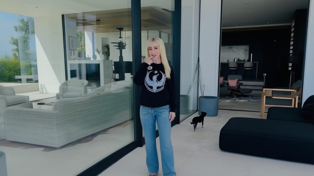 Kathy Griffin, la 65 de ani, renunță la părul roșcat pentru un blond platinat