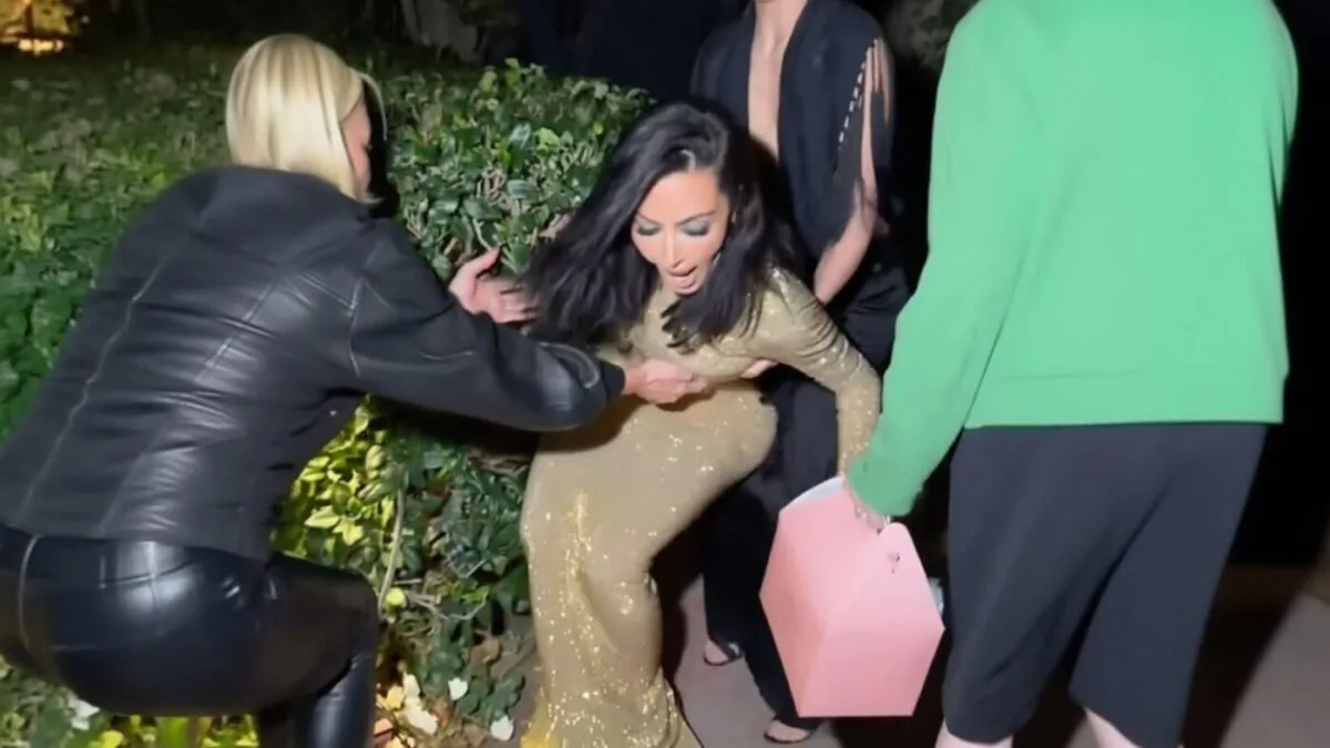 Kim Kardashian era sa cada pe tocuri de 20 cm la petrecerea Oscar 2026