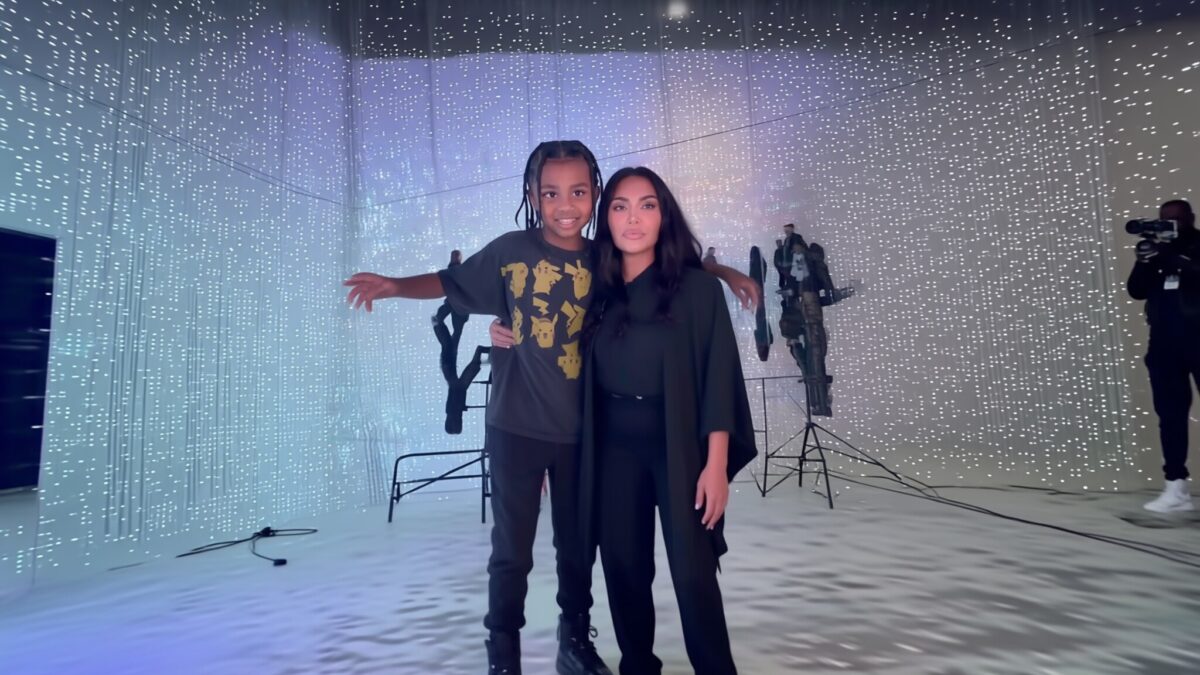 Kim Kardashian afișează o vacanță de familie la Tokyo cu Lewis Hamilton și 3 copii