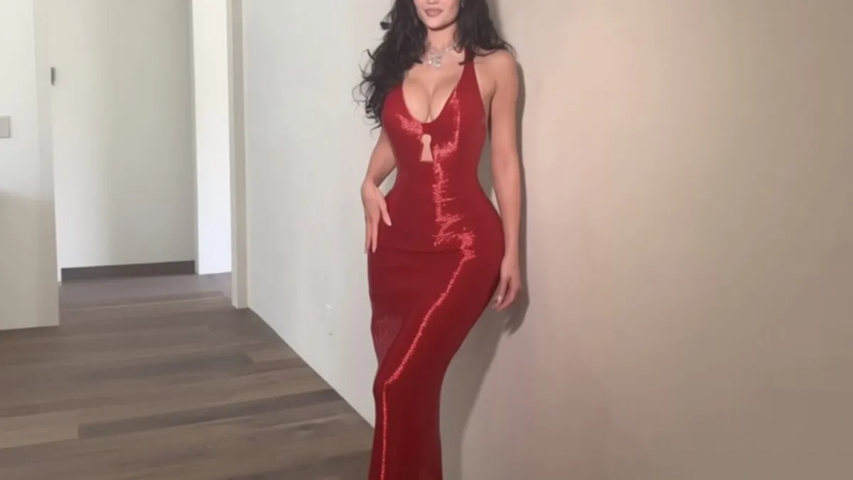 Kylie Jenner a uimit la Oscar 2026 cu diamante de 200 de carate și o rochie roșie