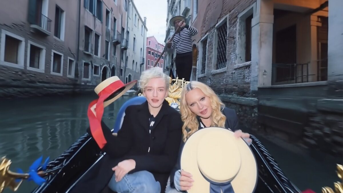 Madonna și Julia Garner refac clipul Like a Virgin în Veneția după 40 de ani