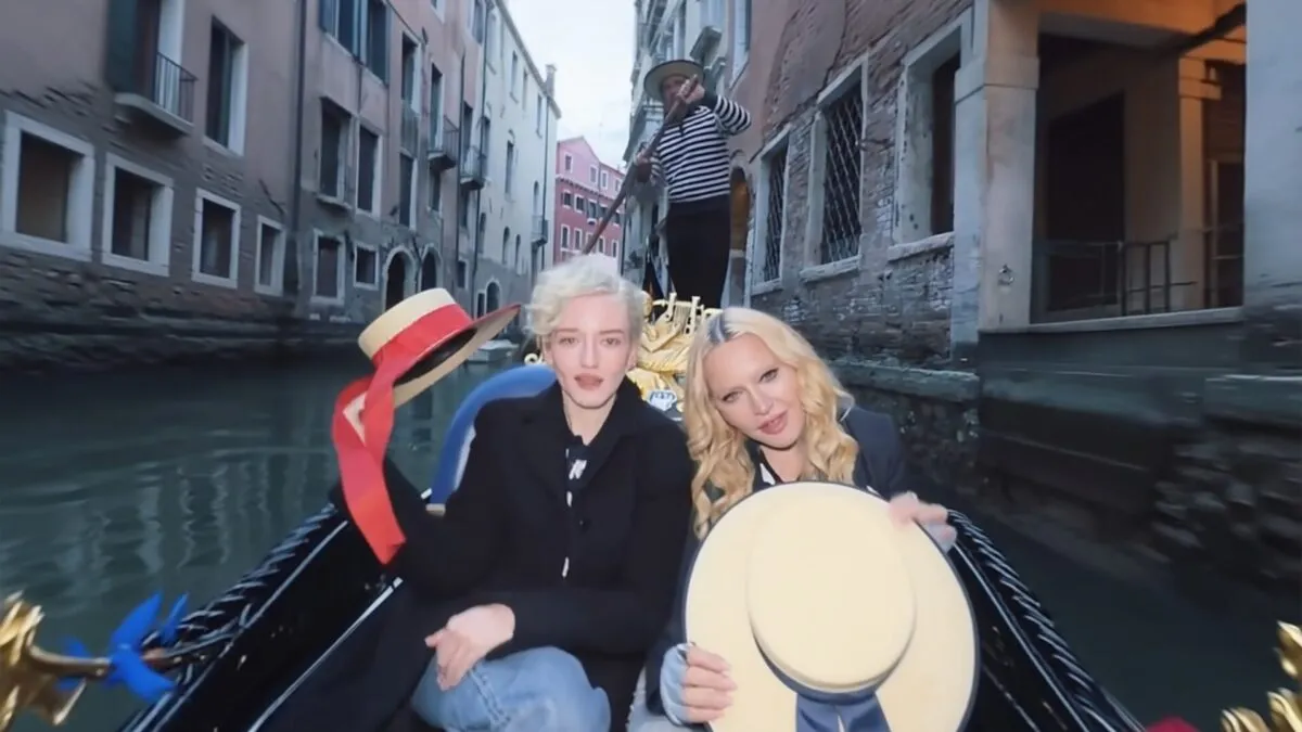 Madonna și Julia Garner refac clipul Like a Virgin în Veneția după 40 de ani