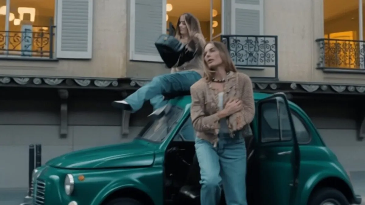 Margot Robbie reface clipul lui Kylie Minogue pentru geanta Chanel 25