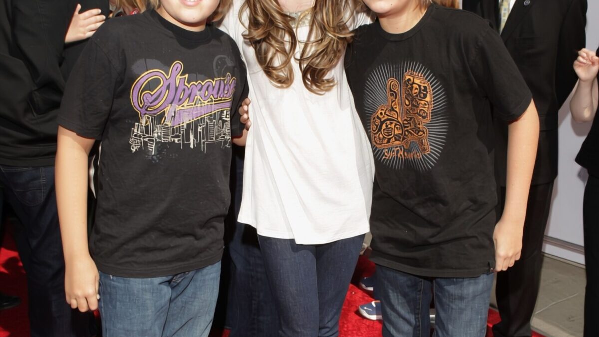 Miley Cyrus recunoaște totul despre relația cu Dylan Sprouse din anii 2000