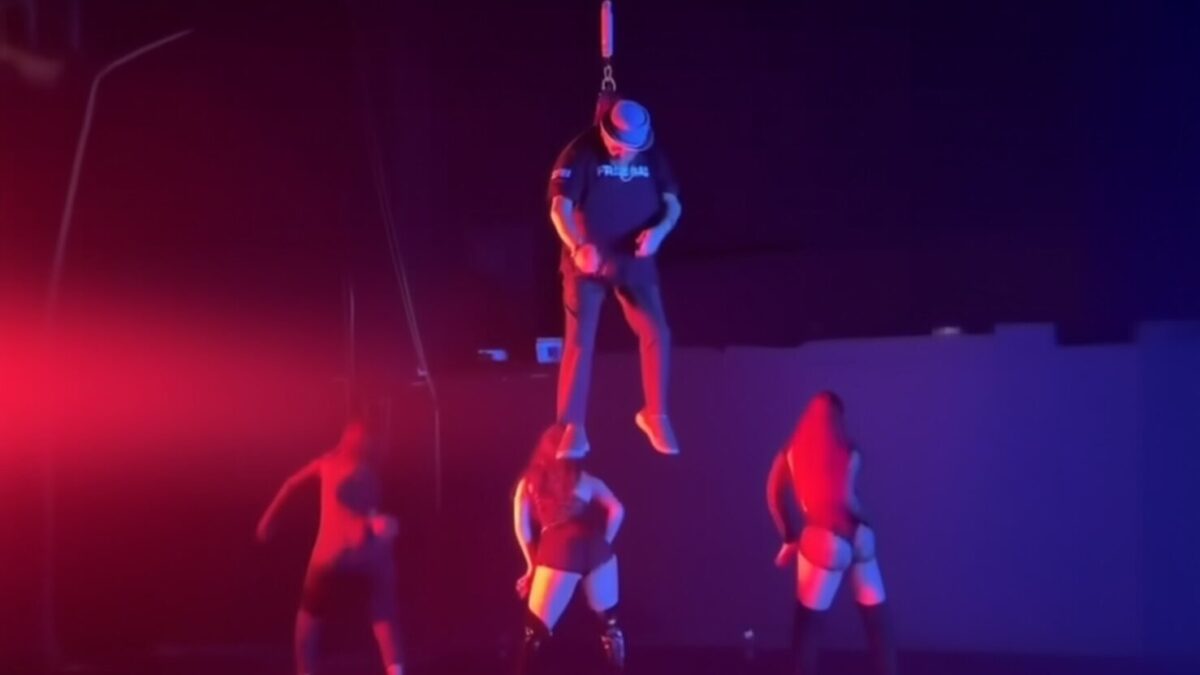 Un rapper britanic a leșinat în aer în timpul concertului său din Chicago