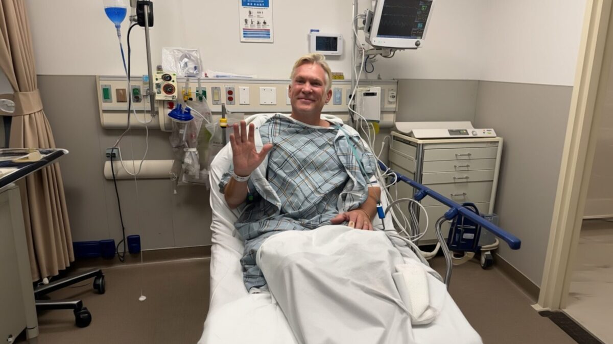 Prezentatorul TV Sam Champion, operat de urgență pe cord la 64 de ani