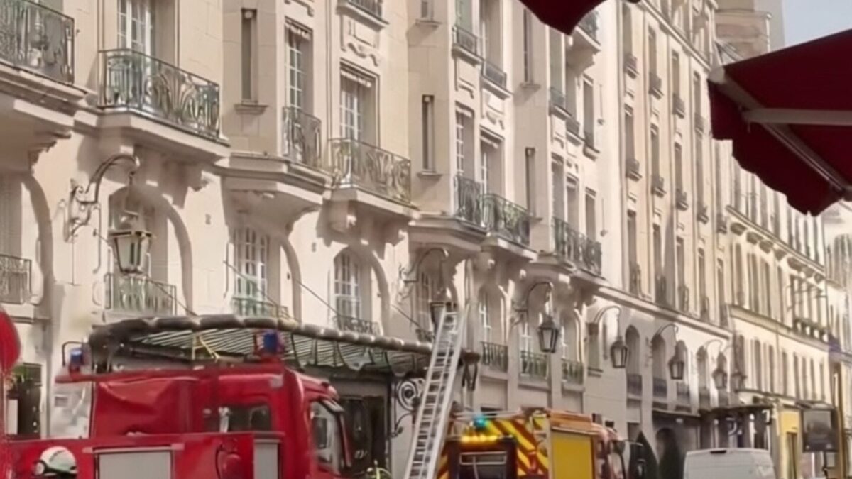 Sarah Michelle Gellar și Elijah Wood, evacuați cu 400 de oaspeți din hotelul lor din Paris