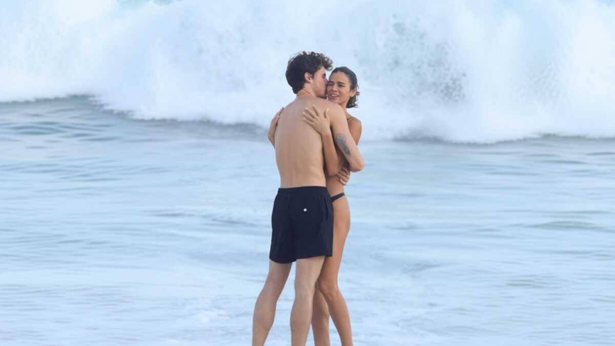 Shawn Mendes și iubita sa Bruna Marquezine surprinși în ipostaze fierbinți în Brazilia