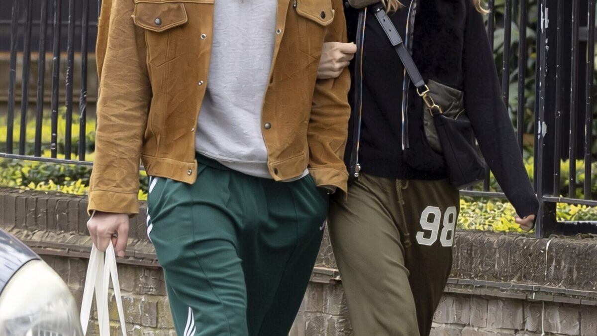 Aaron Taylor-Johnson și soția sa Sam ignoră diferența de 23 de ani cu un sărut pasional