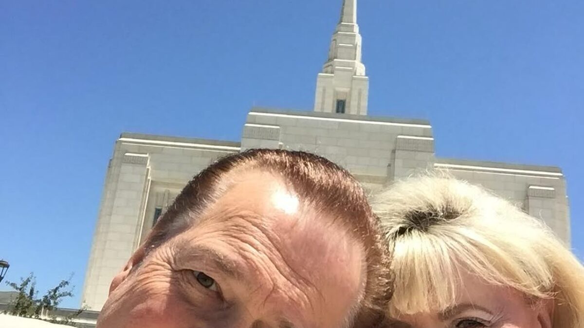 Alan Osmond a murit la 76 de ani. Ultima sa fotografie zâmbind alături de soție