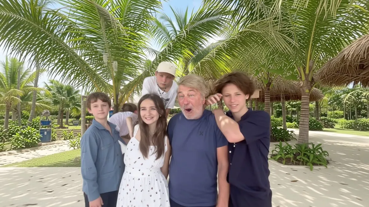 Alec Baldwin, umilit de fiica de 12 ani pentru diferența de vârstă de 26 de ani
