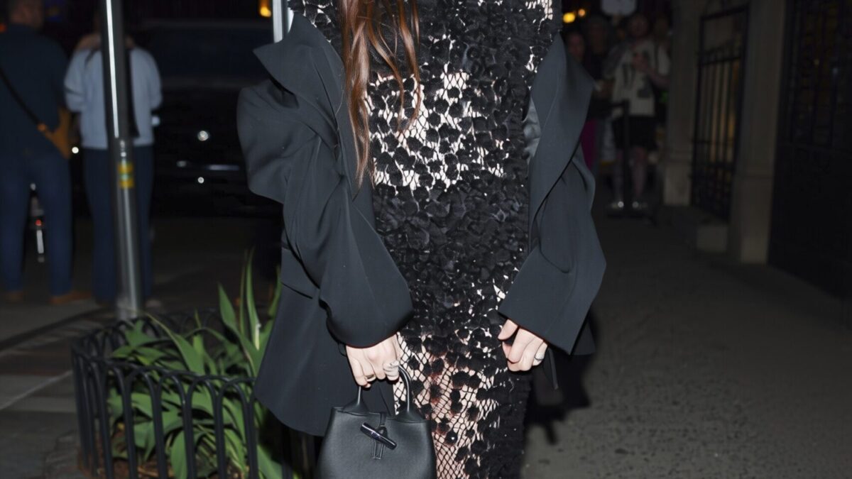 Anne Hathaway șochează într-o rochie Calvin Klein complet transparentă