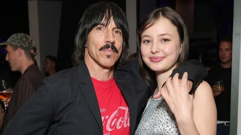 Are 63 de ani ea 30. Iubita solistului de la Red Hot Chili Peppers rupe tacerea