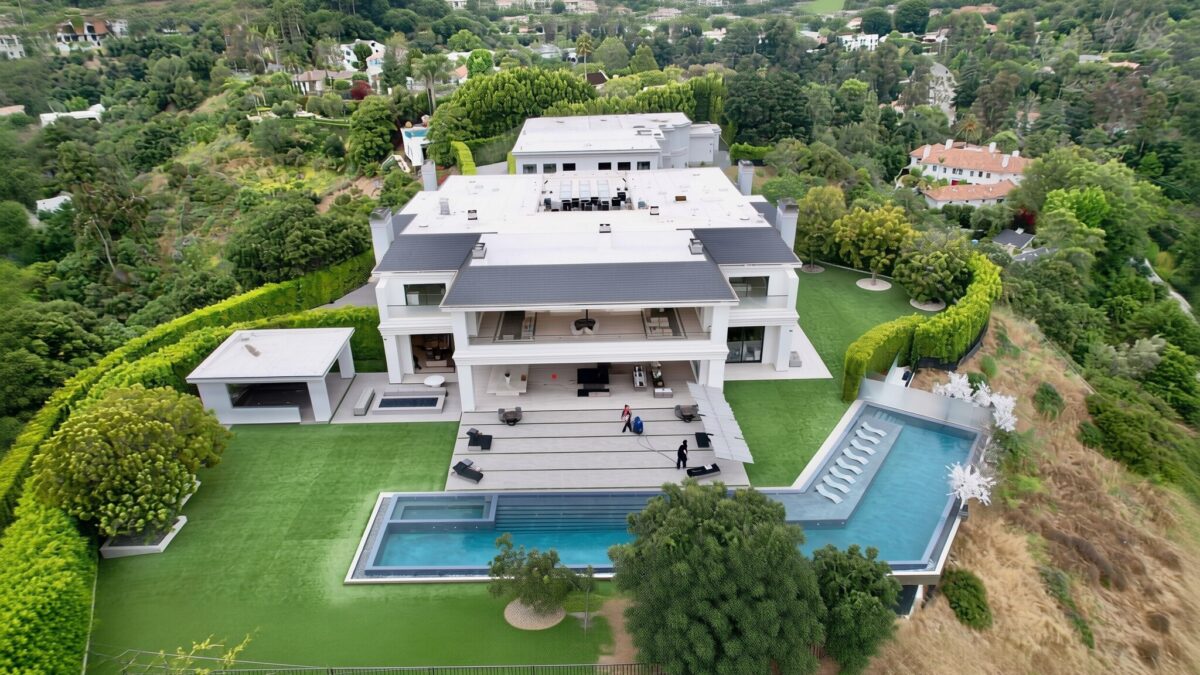 Ben Affleck îi oferă lui Jennifer Lopez partea sa din conacul de 60 milioane dolari