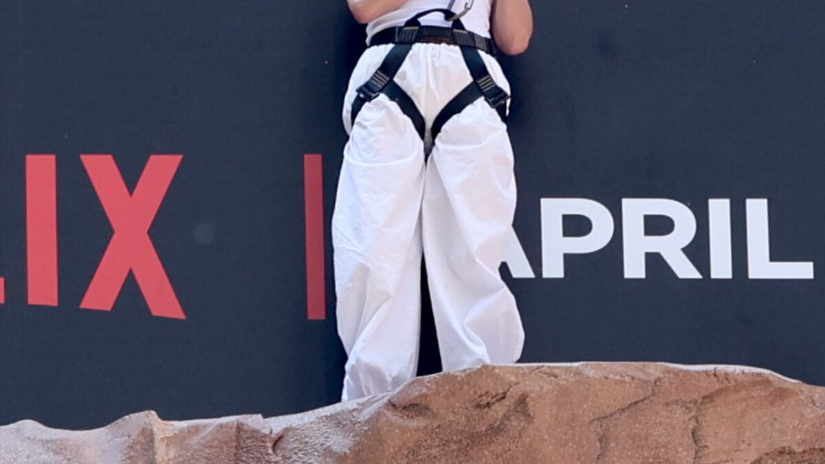 Charlize Theron escaladează un perete în Times Square pentru noul film Apex