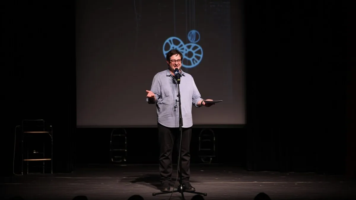Actorul Eugene Mirman, 51 de ani, scos dintr-o mașină în flăcări după un accident teribil