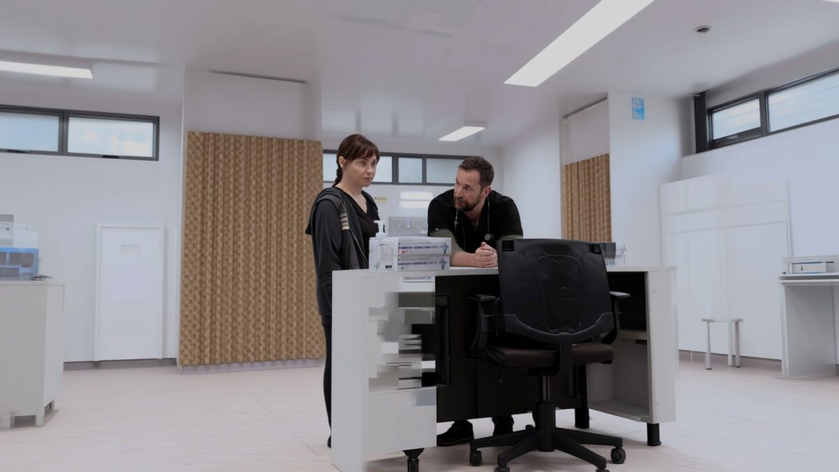 Fiona Dourif il acuza pe Noah Wyle pentru replica despre rasul ei de vrajitoare din The Pitt