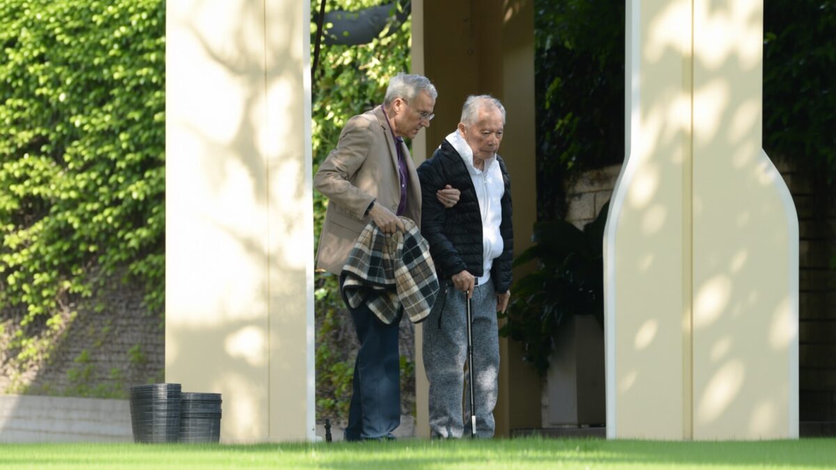 George Takei, la 88 de ani, surprins sprijinindu-se de soțul său pentru a merge