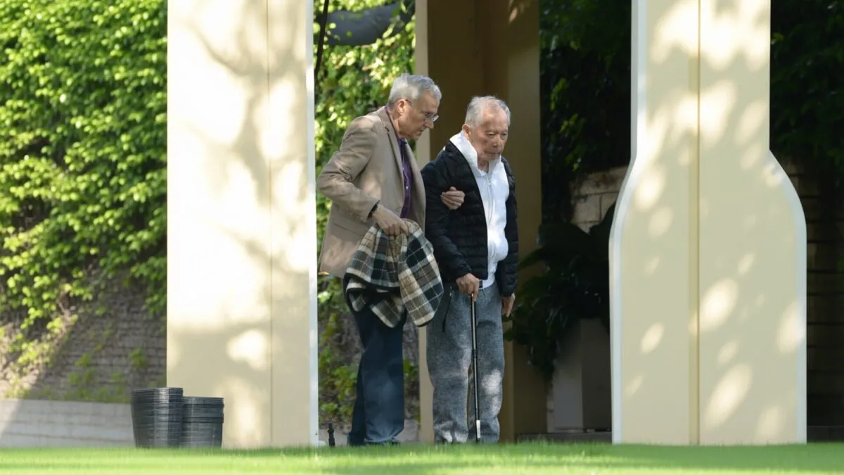 George Takei, la 88 de ani, surprins sprijinindu-se de soțul său pentru a merge