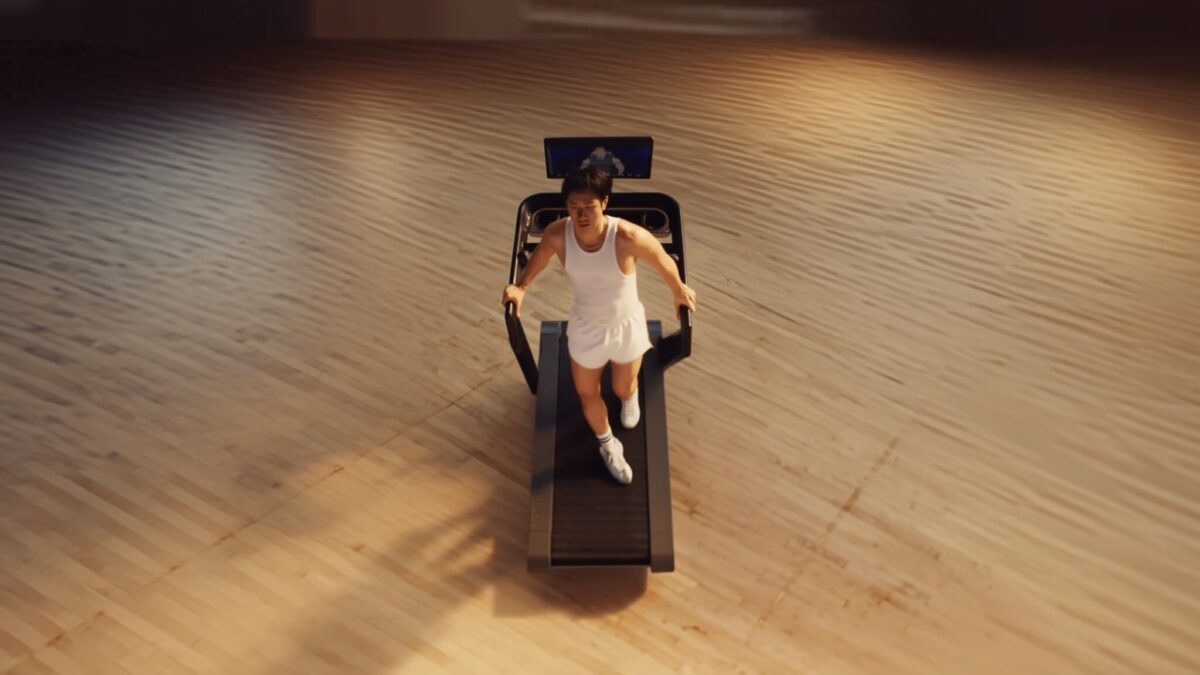 Hudson Williams face furori în noua reclamă Peloton plină de dans și mușchi