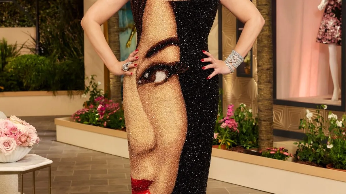 Jennifer Tilly poartă o rochie Balmain de 30 de livre cu propriul chip brodat