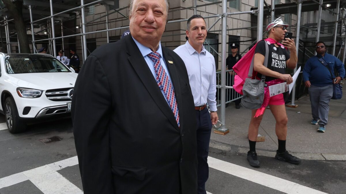 Miliardarul John Catsimatidis vrea să ducă radioul 77 WABC în Londra, Paris și Roma