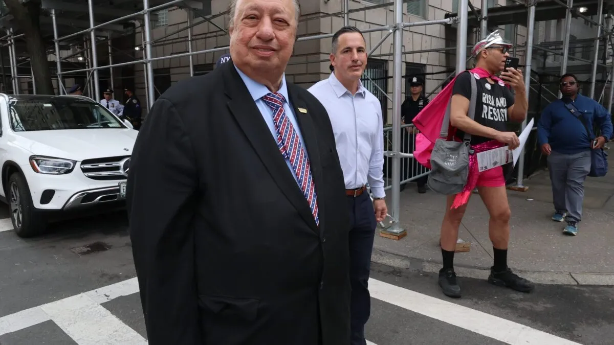 Miliardarul John Catsimatidis vrea să ducă radioul 77 WABC în Londra, Paris și Roma