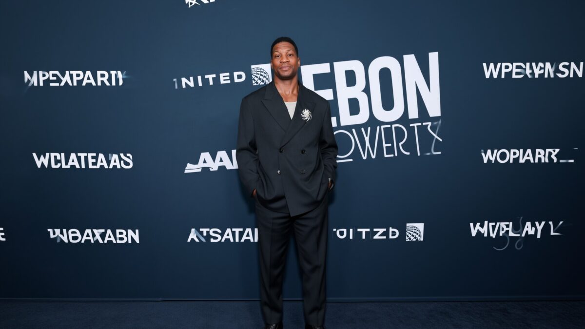 Jonathan Majors a căzut 2 metri printr-un geam la filmări, echipa a intrat în grevă
