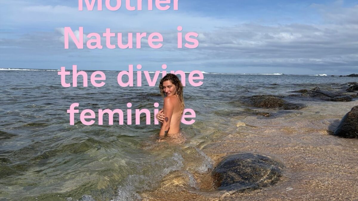 Kesha renunță la haine de Ziua Pământului și pozează complet goală în ocean