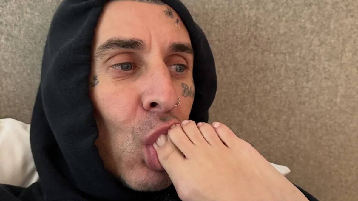 Travis Barker i-a supt degetele de la picioare lui Kourtney de ziua ei de 47 de ani