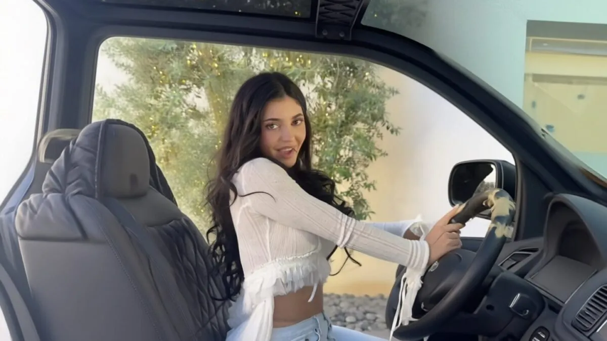 Kylie Jenner dezvăluie vila de lux din Palm Springs într-un clip viral pe TikTok