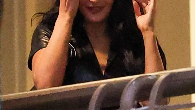 Kylie Jenner afișează un inel cu diamant masiv la o ieșire cu fetele în LA